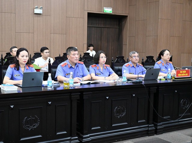 Đại diện Viện Kiểm sát giữ quyền công tố và kiểm sát xét xử tại phiên tòa sơ thẩm. Đại diện Viện Kiểm sát giữ quyền công tố và kiểm sát xét xử tại phiên tòa sơ thẩm.