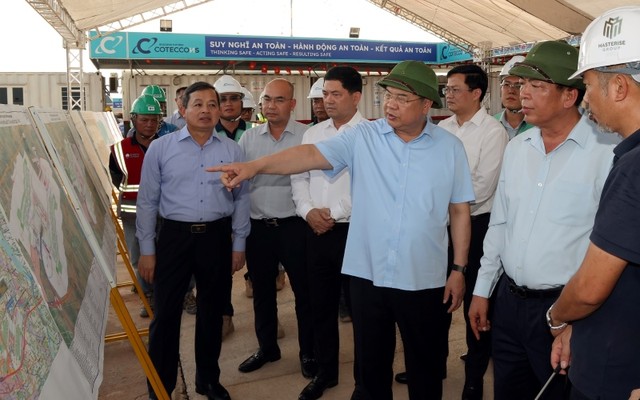Phó Thủ tướng Thường trực Chính phủ Phạm Gia Túc kiểm tra dự án Cảng hàng không quốc tế Gia Bình - Ảnh: VGP. Phó Thủ tướng Thường trực Chính phủ Phạm Gia Túc kiểm tra dự án Cảng hàng không quốc tế Gia Bình - Ảnh: VGP.