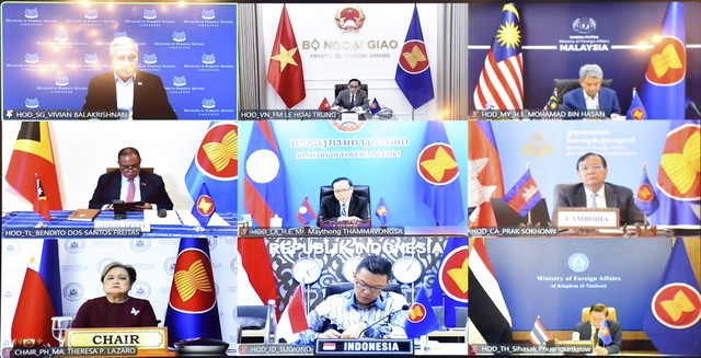 Các đại biểu tham dự cuộc họp.