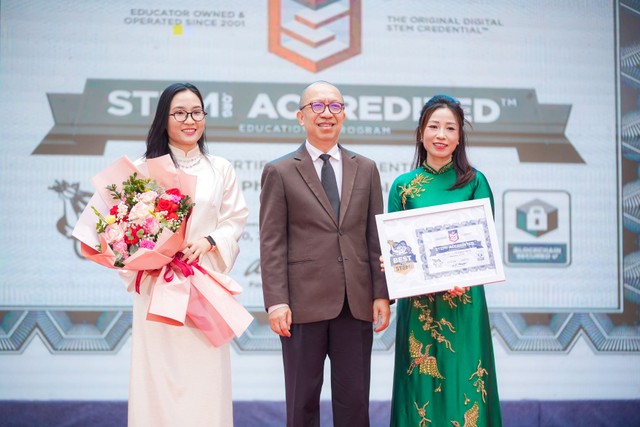 Đại diện STEM.Org trao chứng nhận đạt kiểm định STEM.org Accredited™; Top 5% các tổ chức “Xuất sắc nhất trong lĩnh vực STEM” trên toàn cầu (“Best In STEM”) cho Phenikaa School Đại diện STEM.Org trao chứng nhận đạt kiểm định STEM.org Accredited™; Top 5% các tổ chức “Xuất sắc nhất trong lĩnh vực STEM” trên toàn cầu (“Best In STEM”) cho Phenikaa School