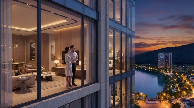 Hệ kính kịch trần thu trọn tầm nhìn sông núi ban ngày và pháo hoa rực rỡ ban đêm. Hệ kính kịch trần thu trọn tầm nhìn sông núi ban ngày và pháo hoa rực rỡ ban đêm.