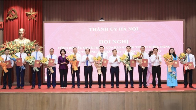 Bí thư Thành ủy Trần Đức Thắng và lãnh đạo TP. Hà Nội tặng hoa chúc mừng các đồng chí nhận nhiệm vụ mới