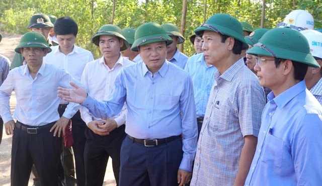 Chủ tịch UBND tỉnh Quảng Trị Lê Hồng Vinh (hàng đầu, thứ ba từ phải ảnh) chỉ đạo đẩy nhanh tiến độ dự án. Chủ tịch UBND tỉnh Quảng Trị Lê Hồng Vinh (hàng đầu, thứ ba từ phải ảnh) chỉ đạo đẩy nhanh tiến độ dự án.