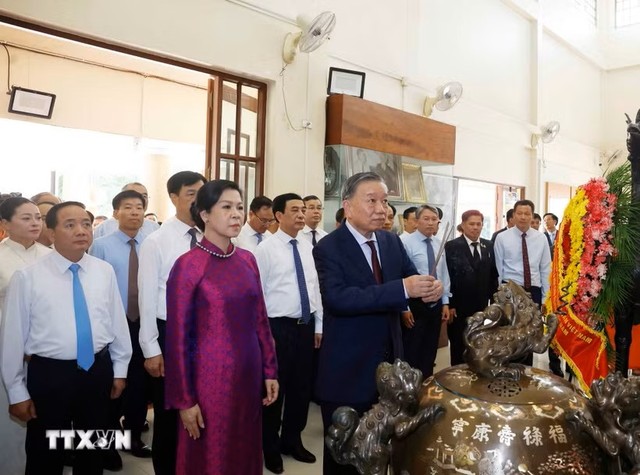 Tổng Bí thư, Chủ tịch nước Tô Lâm và Phu nhân cùng Đoàn đại biểu cấp cao Việt Nam dâng hương, dâng hoa tại Khu di tích Chủ tịch Hồ Chí Minh ở tỉnh Udon Thani (Thái Lan). (Ảnh: Thống Nhất/TTXVN)