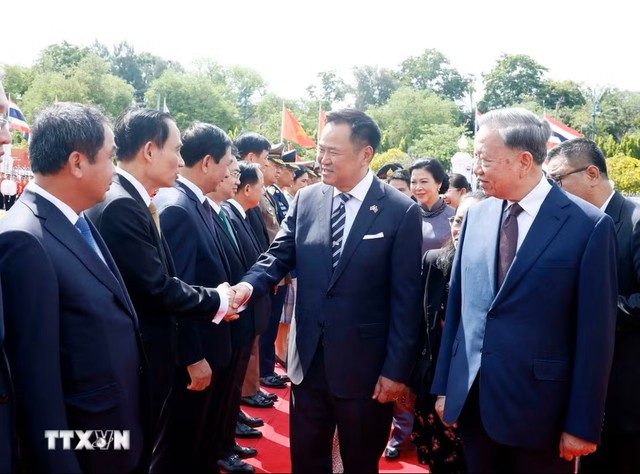 Tổng Bí thư, Chủ tịch nước Tô Lâm giới thiệu với Thủ tướng Anutin Charnvirakul thành viên đoàn đại biểu cấp cao Việt Nam dự Lễ đón. (Ảnh: Thống Nhất/TTXVN) Tổng Bí thư, Chủ tịch nước Tô Lâm giới thiệu với Thủ tướng Anutin Charnvirakul thành viên đoàn đại biểu cấp cao Việt Nam dự Lễ đón. (Ảnh: Thống Nhất/TTXVN)