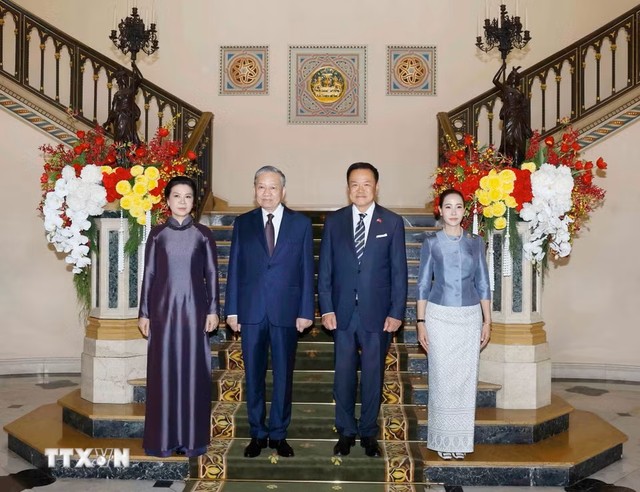 Tổng Bí thư, Chủ tịch nước Tô Lâm và Phu nhân cùng Thủ tướng Thái Lan Anutin Charnvirakul và Phu nhân chụp ảnh chung. (Ảnh: Thống Nhất/TTXVN) Tổng Bí thư, Chủ tịch nước Tô Lâm và Phu nhân cùng Thủ tướng Thái Lan Anutin Charnvirakul và Phu nhân chụp ảnh chung. (Ảnh: Thống Nhất/TTXVN)