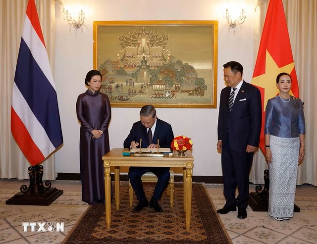 Tổng Bí thư, Chủ tịch nước Tô Lâm ký sổ lưu niệm. (Ảnh: Thống Nhất/TTXVN) Tổng Bí thư, Chủ tịch nước Tô Lâm ký sổ lưu niệm. (Ảnh: Thống Nhất/TTXVN)