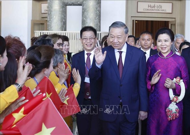 Tổng Bí thư, Chủ tịch nước Tô Lâm và Phu nhân gặp gỡ cộng đồng người Việt Nam tại Thái Lan. Ảnh: Thống Nhất/TTXVN.