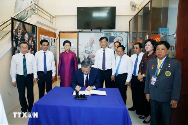 Tổng Bí thư, Chủ tịch nước Tô Lâm ký sổ lưu bút tại Khu Di tích Chủ tịch Hồ Chí Minh ở tỉnh Udon Thani (Thái Lan). Ảnh: Thống Nhất/TTXVN