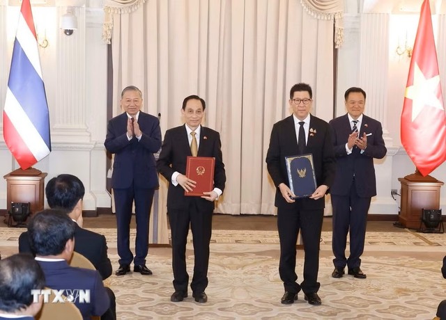 Tổng Bí thư, Chủ tịch nước Tô Lâm và Thủ tướng Thái Lan Anutin Charnvirakul chứng kiến trao văn kiện Chương trình hành động triển khai quan hệ Đối tác Chiến lược toàn diện Việt Nam-Thái Lan giai đoạn 2026-2031. (Ảnh: Thống Nhất/TTXVN) Tổng Bí thư, Chủ tịch nước Tô Lâm và Thủ tướng Thái Lan Anutin Charnvirakul chứng kiến trao văn kiện Chương trình hành động triển khai quan hệ Đối tác Chiến lược toàn diện Việt Nam-Thái Lan giai đoạn 2026-2031. (Ảnh: Thống Nhất/TTXVN)