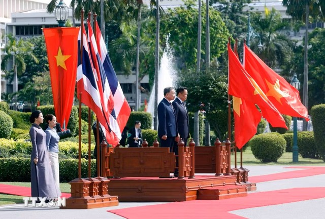 Tổng Bí thư, Chủ tịch nước Tô Lâm và Thủ tướng Thái Lan Anutin Charnvirakul trên bục danh dự, nghe Quân nhạc cử Quốc thiều hai nước. (Ảnh: Thống Nhất/TTXVN) Tổng Bí thư, Chủ tịch nước Tô Lâm và Thủ tướng Thái Lan Anutin Charnvirakul trên bục danh dự, nghe Quân nhạc cử Quốc thiều hai nước. (Ảnh: Thống Nhất/TTXVN)