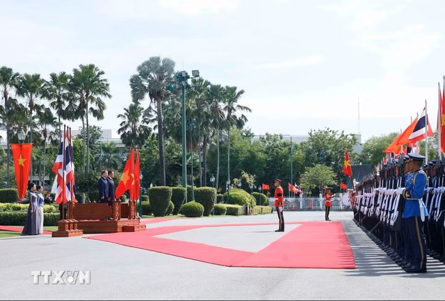 Tổng Bí thư, Chủ tịch nước Tô Lâm và Thủ tướng Thái Lan Anutin Charnvirakul trên bục danh dự, nghe Quân nhạc cử Quốc thiều hai nước. (Ảnh: Thống Nhất/TTXVN) Tổng Bí thư, Chủ tịch nước Tô Lâm và Thủ tướng Thái Lan Anutin Charnvirakul trên bục danh dự, nghe Quân nhạc cử Quốc thiều hai nước. (Ảnh: Thống Nhất/TTXVN)