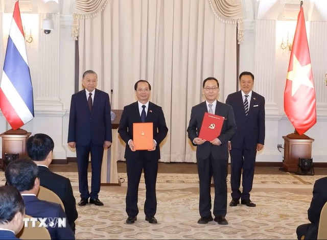 Tổng Bí thư, Chủ tịch nước Tô Lâm và Thủ tướng Thái Lan Anutin Charnvirakul chứng kiến trao Biên bản ghi nhớ về hợp tác giữa Học viện Hành chính và Quản trị công (Học viện Chính trị quốc gia Hồ Chí Minh) và Đại học Khon Kaen (KKU) của Thái Lan. (Ảnh: Thống Nhất/TTXVN) Tổng Bí thư, Chủ tịch nước Tô Lâm và Thủ tướng Thái Lan Anutin Charnvirakul chứng kiến trao Biên bản ghi nhớ về hợp tác giữa Học viện Hành chính và Quản trị công (Học viện Chính trị quốc gia Hồ Chí Minh) và Đại học Khon Kaen (KKU) của Thái Lan. (Ảnh: Thống Nhất/TTXVN)