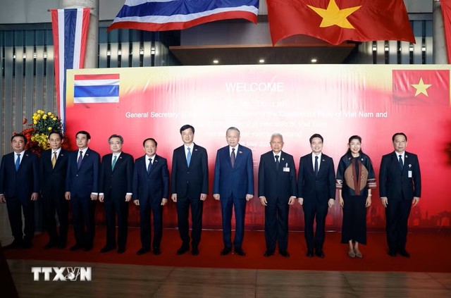 Tổng Bí thư, Chủ tịch nước Tô Lâm và Chủ tịch Quốc hội Thái Lan Sophon Saram chụp ảnh chung với các đại biểu. (Ảnh: Thống Nhất/TTXVN) Tổng Bí thư, Chủ tịch nước Tô Lâm và Chủ tịch Quốc hội Thái Lan Sophon Saram chụp ảnh chung với các đại biểu. (Ảnh: Thống Nhất/TTXVN)