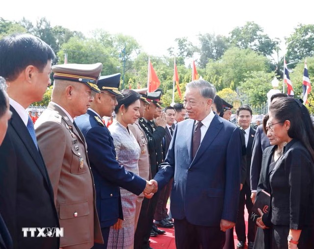 Tổng Bí thư, Chủ tịch nước Tô Lâm với thành viên đoàn đại biểu cấp cao Thái Lan dự Lễ đón. (Ảnh: Thống Nhất/TTXVN) Tổng Bí thư, Chủ tịch nước Tô Lâm với thành viên đoàn đại biểu cấp cao Thái Lan dự Lễ đón. (Ảnh: Thống Nhất/TTXVN)