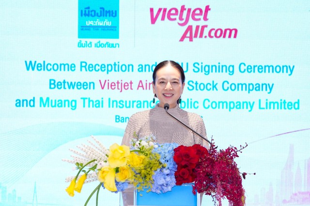 Bà Nualphan Lamsam (Madam Pang), CEO Muang Thai Insurance đồng thời là Chủ tịch Liên đoàn Bóng đá Thái Lan (FAT) chia sẻ tại lễ ký kết (Ảnh: Tài Nguyễn) Bà Nualphan Lamsam (Madam Pang), CEO Muang Thai Insurance đồng thời là Chủ tịch Liên đoàn Bóng đá Thái Lan (FAT) chia sẻ tại lễ ký kết (Ảnh: Tài Nguyễn)