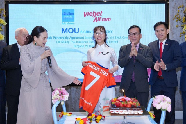 Madam Pang trao tặng áo đấu cho Tiến sĩ Nguyễn Thị Phương Thảo (Ảnh: Tài Nguyễn) Madam Pang trao tặng áo đấu cho Tiến sĩ Nguyễn Thị Phương Thảo (Ảnh: Tài Nguyễn)