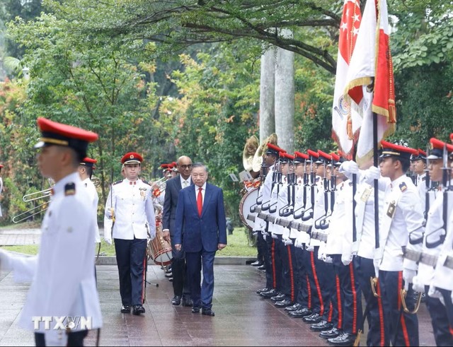Tổng Bí thư, Chủ tịch nước Tô Lâm và Tổng thống Singapore Tharman Shanmugaratnam duyệt Đội danh dự. (Ảnh: Thống Nhất/TTXVN)