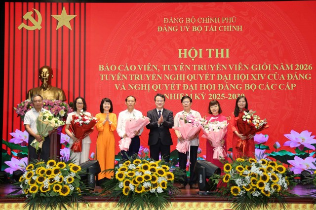 Ban Tổ chức tặng hoa cảm ơn Ban Giám khảo vòng sơ khảo và vòng chung khảo. Ảnh: Đức Minh