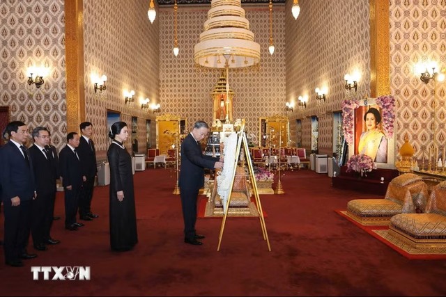 Trước đó, Tổng Bí thư, Chủ tịch nước cùng Phu nhân và đoàn đại biểu cấp cao Việt Nam đến đặt vòng hoa viếng và ký sổ tang Hoàng Thái hậu Thái Lan Sirikit. (Ảnh: TTXVN phát) Trước đó, Tổng Bí thư, Chủ tịch nước cùng Phu nhân và đoàn đại biểu cấp cao Việt Nam đến đặt vòng hoa viếng và ký sổ tang Hoàng Thái hậu Thái Lan Sirikit. (Ảnh: TTXVN phát)