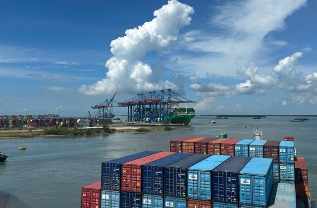 Việc phát triển đội tàu container hiện đại, trọng tải lớn là một trong những giải pháp để Việt Nam từng bước làm chủ “mạch máu” logistics của chính mình và khẳng định vị thế cường quốc hàng hải trong tương lai. Việc phát triển đội tàu container hiện đại, trọng tải lớn là một trong những giải pháp để Việt Nam từng bước làm chủ “mạch máu” logistics của chính mình và khẳng định vị thế cường quốc hàng hải trong tương lai.