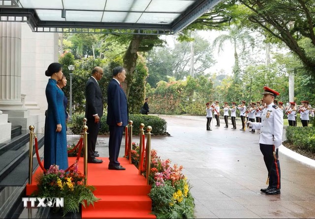 Tổng Bí thư, Chủ tịch nước Tô Lâm và Tổng thống Singapore Tharman Shanmugaratnam trên bục danh dự, nghe Quân nhạc cử Quốc thiều hai nước. (Ảnh: Thống Nhất/TTXVN)