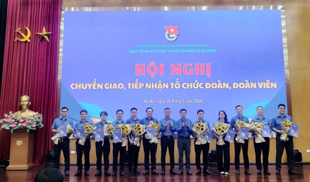 Đồng chí Lê Đôn, Bí thư Đoàn Thanh niên Bộ Tài chính trao quyết định chuyển giao, tiếp nhận tổ chức Đoàn và đoàn viên trực thuộc Đoàn Thanh niên Bộ Tài chính.