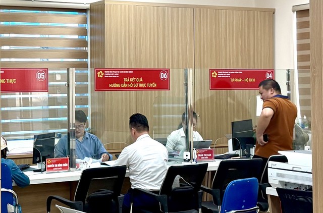 Quảng Ninh đã chuẩn hoá và công khai 2.267 thủ tục hành chính. Trong ảnh: Người dân thực hiện thủ tục hành chính tại Trung tâm phục vụ hành chính công phường Việt Hưng. Quảng Ninh đã chuẩn hoá và công khai 2.267 thủ tục hành chính. Trong ảnh: Người dân thực hiện thủ tục hành chính tại Trung tâm phục vụ hành chính công phường Việt Hưng.
