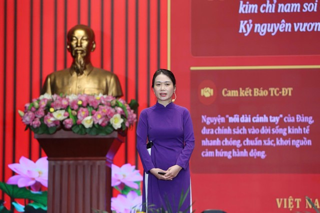 Thí sinh Văn Thị Bích Thảo đến từ Báo Tài chính - Đầu tư trả lời câu hỏi của Ban giám khảo. Ảnh: Đức Minh