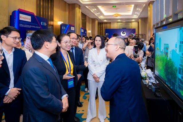 Phó Thủ tướng Nguyễn Văn Thắng trao đổi với các doanh nghiệp công nghệ bên lề sự kiện. Phó Thủ tướng Nguyễn Văn Thắng trao đổi với các doanh nghiệp công nghệ bên lề sự kiện.