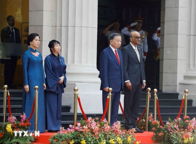 Lễ đón Tổng Bí thư, Chủ tịch nước Tô Lâm và Phu nhân được tổ chức trọng thể tại trụ sở Bộ Ngoại giao ở thủ đô Singapore. (Ảnh: Thống Nhất/TTXVN)