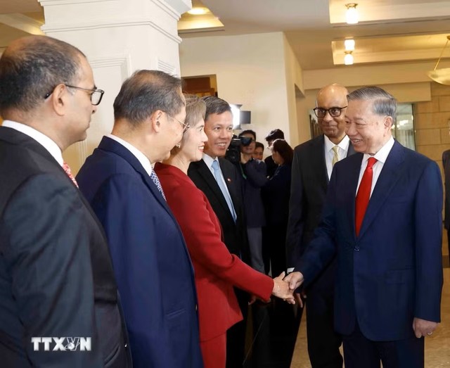 Tổng Bí thư, Chủ tịch nước Tô Lâm với thành viên đoàn đại biểu cấp cao Singapore dự Lễ đón. (Ảnh: Thống Nhất/TTXVN)