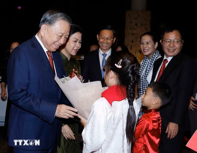 Cán bộ, nhân viên Đại sứ quán và cộng đồng người Việt Nam tại Singapore đón Tổng Bí thư, Chủ tịch nước Tô Lâm và Phu nhân. (Ảnh: Thống Nhất/TTXVN)