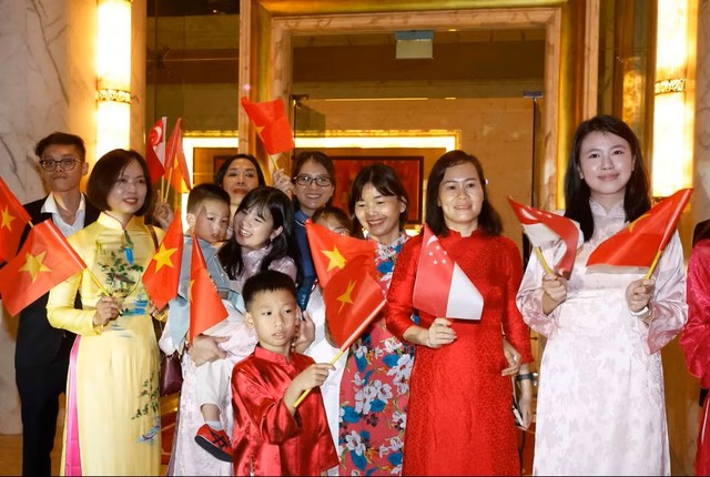 Cán bộ, nhân viên Đại sứ quán và cộng đồng người Việt Nam tại Singapore đón Tổng Bí thư, Chủ tịch nước Tô Lâm và Phu nhân. (Ảnh: Thống Nhất/TTXVN)