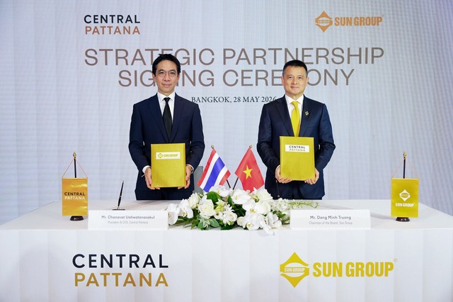 Đại diện Sun Group và Central Pattana trong lễ ký kết