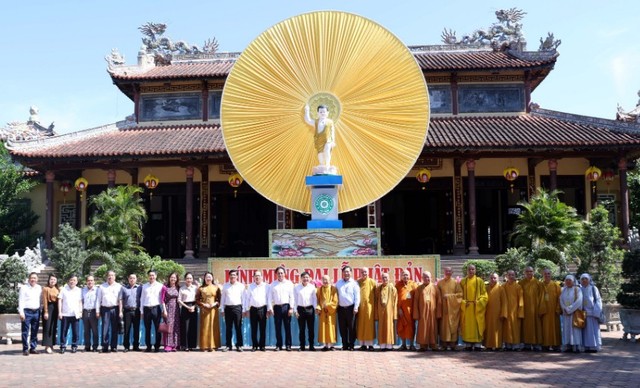 Phó Thủ tướng Nguyễn Văn Thắng và đoàn công tác chúc mừng Đại lễ Phật Đản tại chùa Từ Lâm - Ảnh VGP