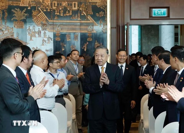Tổng Bí thư, Chủ tịch nước Tô Lâm và Phu nhân gặp gỡ cán bộ, nhân viên Đại sứ quán và cộng đồng trí thức, chuyên gia người Việt Nam tại Singapore. (Ảnh: Thống Nhất/TTXVN)