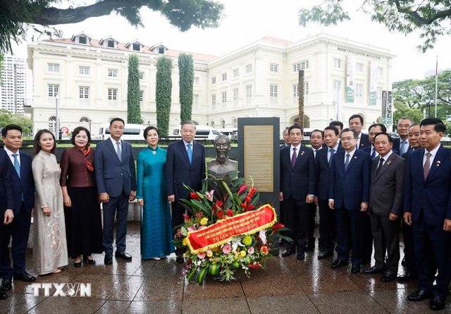 Tổng Bí thư, Chủ tịch nước Tô Lâm và Phu nhân cùng đoàn đại biểu cấp cao Việt Nam bên tượng đài Chủ tịch Hồ Chí Minh tại Bảo tàng Văn minh châu Á. (Ảnh: Thống Nhất/TTXVN) Tổng Bí thư, Chủ tịch nước Tô Lâm và Phu nhân cùng đoàn đại biểu cấp cao Việt Nam bên tượng đài Chủ tịch Hồ Chí Minh tại Bảo tàng Văn minh châu Á. (Ảnh: Thống Nhất/TTXVN)