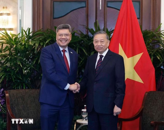 Tổng Bí thư, Chủ tịch nước Tô Lâm tiếp ông Bob Chi, Tổng giám đốc điều hành Công ty SATS. (Ảnh: Thống Nhất/TTXVN) Tổng Bí thư, Chủ tịch nước Tô Lâm tiếp ông Bob Chi, Tổng giám đốc điều hành Công ty SATS. (Ảnh: Thống Nhất/TTXVN)