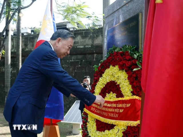 Tổng Bí thư, Chủ tịch nước Tô Lâm dâng hoa tại Tượng đài Chủ tịch Hồ Chí Minh trong Công viên ASEAN, thành cổ Intramuros. (Ảnh: Thống Nhất/TTXVN) Tổng Bí thư, Chủ tịch nước Tô Lâm dâng hoa tại Tượng đài Chủ tịch Hồ Chí Minh trong Công viên ASEAN, thành cổ Intramuros. (Ảnh: Thống Nhất/TTXVN)
