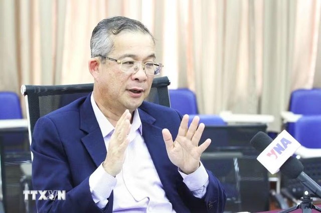 Phó giáo sư, Tiến sĩ Neak Chandarith - Viện trưởng Viện Nghiên cứu Quốc tế và Hành chính công (IISPP), Đại học Hoàng gia Phnom Penh (RUPP) trả lời phỏng vấn TTXVN. (Ảnh: TTXVN) Phó giáo sư, Tiến sĩ Neak Chandarith - Viện trưởng Viện Nghiên cứu Quốc tế và Hành chính công (IISPP), Đại học Hoàng gia Phnom Penh (RUPP) trả lời phỏng vấn TTXVN. (Ảnh: TTXVN)