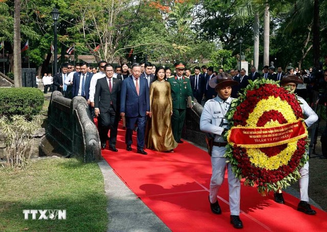 Tổng Bí thư, Chủ tịch nước Tô Lâm dâng hoa tại Tượng đài Chủ tịch Hồ Chí Minh trong Công viên ASEAN, thành cổ Intramuros. (Ảnh: Thống Nhất/TTXVN) Tổng Bí thư, Chủ tịch nước Tô Lâm dâng hoa tại Tượng đài Chủ tịch Hồ Chí Minh trong Công viên ASEAN, thành cổ Intramuros. (Ảnh: Thống Nhất/TTXVN)