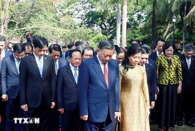 Tổng Bí thư, Chủ tịch nước Tô Lâm và Phu nhân cùng đoàn đại biểu cấp cao Việt Nam kính cẩn tưởng niệm Chủ tịch Hồ Chí Minh trước Tượng đài của Người trong Công viên ASEAN, thành cổ Intramuros. (Ảnh: Thống Nhất/TTXVN) Tổng Bí thư, Chủ tịch nước Tô Lâm và Phu nhân cùng đoàn đại biểu cấp cao Việt Nam kính cẩn tưởng niệm Chủ tịch Hồ Chí Minh trước Tượng đài của Người trong Công viên ASEAN, thành cổ Intramuros. (Ảnh: Thống Nhất/TTXVN)