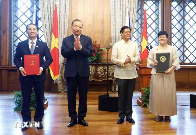 Tổng Bí thư, Chủ tịch nước Tô Lâm và Tổng thống Philippines Ferdinand Romualdez Marcos Jr. chứng kiến lễ trao các văn kiện hợp tác giữa hai nước. Ảnh: Thống Nhất/TTXVN Tổng Bí thư, Chủ tịch nước Tô Lâm và Tổng thống Philippines Ferdinand Romualdez Marcos Jr. chứng kiến lễ trao các văn kiện hợp tác giữa hai nước. Ảnh: Thống Nhất/TTXVN