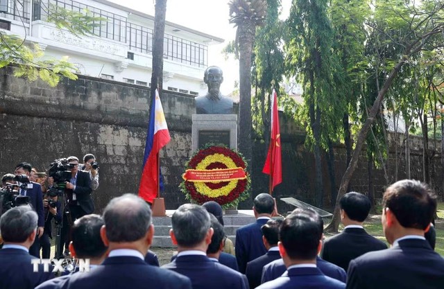 Tổng Bí thư, Chủ tịch nước Tô Lâm và Phu nhân cùng đoàn đại biểu cấp cao Việt Nam dâng hoa tại Tượng đài Chủ tịch Hồ Chí Minh trong Công viên ASEAN, thành cổ Intramuros. (Ảnh: Thống Nhất/TTXVN) Tổng Bí thư, Chủ tịch nước Tô Lâm và Phu nhân cùng đoàn đại biểu cấp cao Việt Nam dâng hoa tại Tượng đài Chủ tịch Hồ Chí Minh trong Công viên ASEAN, thành cổ Intramuros. (Ảnh: Thống Nhất/TTXVN)