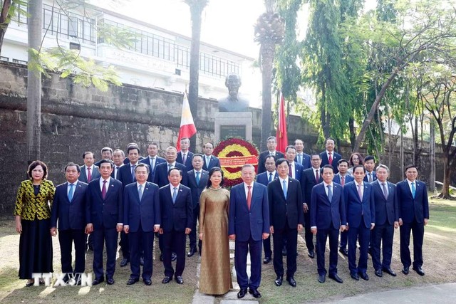 Tổng Bí thư, Chủ tịch nước Tô Lâm và Phu nhân cùng đoàn đại biểu cấp cao Việt Nam tại Tượng đài Chủ tịch Hồ Chí Minh trong Công viên ASEAN, thành cổ Intramuros. (Ảnh: Thống Nhất/TTXVN) Tổng Bí thư, Chủ tịch nước Tô Lâm và Phu nhân cùng đoàn đại biểu cấp cao Việt Nam tại Tượng đài Chủ tịch Hồ Chí Minh trong Công viên ASEAN, thành cổ Intramuros. (Ảnh: Thống Nhất/TTXVN)