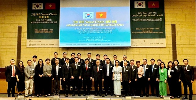 Các đại biểu tham dự Diễn đàn hợp tác chuỗi giá trị sản xuất xanh chụp ảnh lưu niệm. Ảnh: Tuấn Anh.