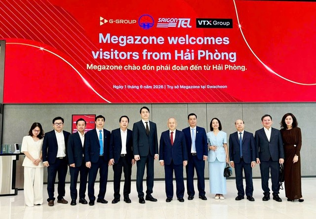 Đoàn công tác thành phố Hải Phòng chụp ảnh lưu niệm cùng lãnh đạo Công ty Megazone. Ảnh: Tuấn Anh.