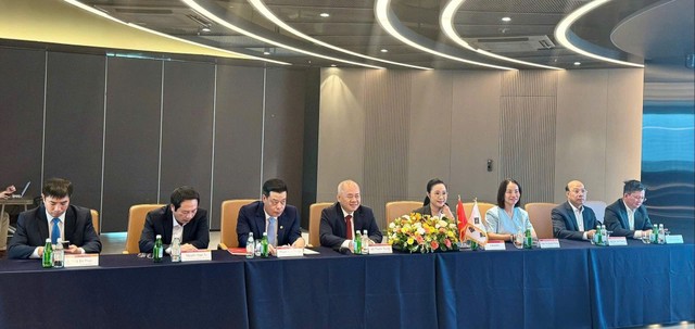 Đoàn công tác thành phố Hải Phòng làm việc với Tập đoàn SKC Hàn Quốc. Ảnh: Tuấn Anh.