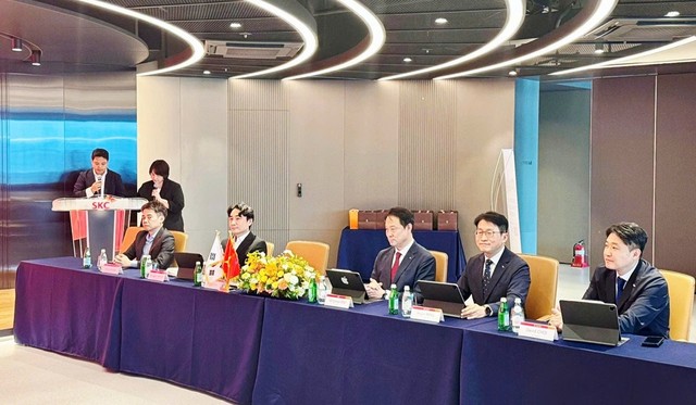 Ban lãnh đạo Tập đoàn SKC Hàn Quốc. Ảnh: Tuấn Anh.